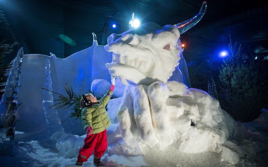 Dentro del Magical Ice Kingdon está el imponente castillo de hielo, donde te permiten sentarte en el carro de hielo tirado por el unicornio (también de hielo) para tomarte una fotografía… eso sin olvidar la impresionante guarida del Dragón de hielo.