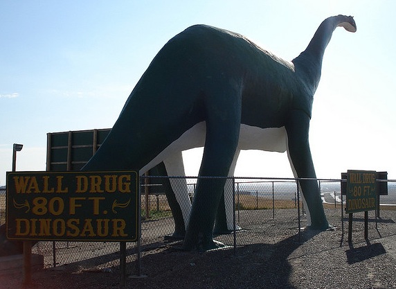 Dinosario creado como reclamo tras la construcción de la autopista I-90